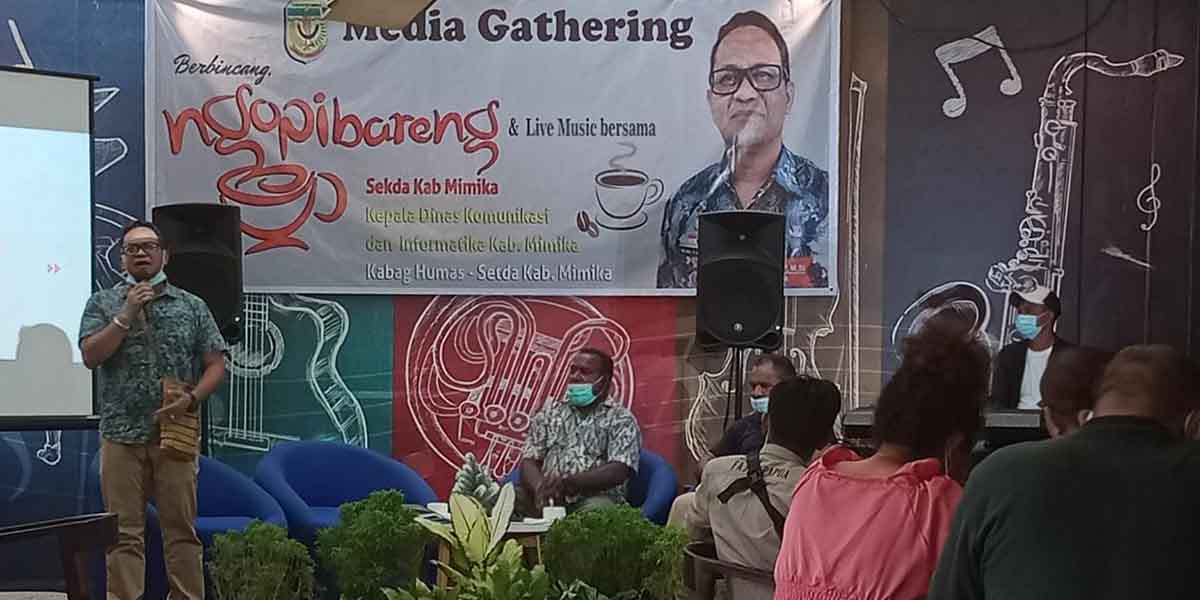 ngopi-bareng-sekda-gomar-pejabat-lingkup-pemkab-mimika-diminta-tak-alergi-dikritik-pers
